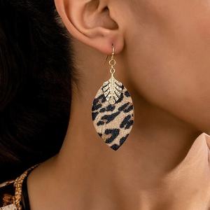 ต่างหูใบเสือดาวสไตล์ยุโรปและอเมริกา แฟชั่นเรียบง่าย สไตล์เย็นสบาย โดดเด่นไม่ซ้ำใคร ดูมีระดับและสร้างสรรค์ - Product Image 1