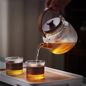 Tetera de Vidrio de 1.3L con Asa de Madera, Resistente al Calor, con Diseño de Rayas, de Gran Capacidad, con Filtro para Preparar Té - Product Image 2
