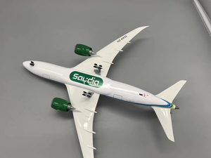 Modelo de Avión de Resina Fundida a Presión de Boeing B787 de Saudi <span class=keywords><strong>Arabian</strong></span> <span class=keywords><strong>Airlines</strong></span> a Escala 1/130 de 43 cm con Luces LED y Tren de Aterrizaje - Product Image 4