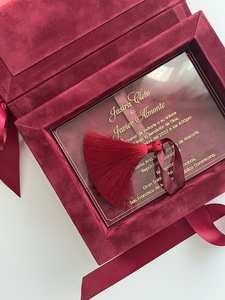 Boîte d'invitation de <span class=keywords><strong>mariage</strong></span> Bourgogne Velours Acrylique Boîte d'invitation dans une boîte en velours avec logo personnalisé or Monogramme Marron Pompon - Product Image 5
