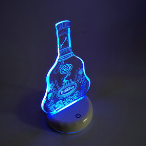 <span class=keywords><strong>Base</strong></span> luminosa a <span class=keywords><strong>LED</strong></span> in acrilico personalizzata con piastra superiore incisa per espositori pubblicitari