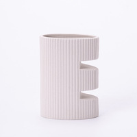 ARM LVG Vase floral en céramique blanche, finition mate, en porcelaine romantique, à texture rayée, en forme de lettre, pour décoration artistique de mariage et de la maison