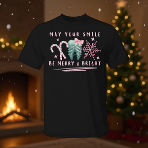Camiseta con diseño navideño de May Your Smile Be Merry And Bright, manga corta negra - Product Image 3
