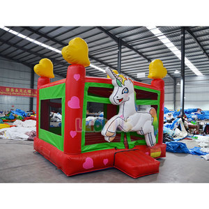 Château gonflable de style maison de rebond pour enfants sur le thème de la licorne de couleur pastel recouvert de décorations d'ailes en forme d'étoile - Product Image 3