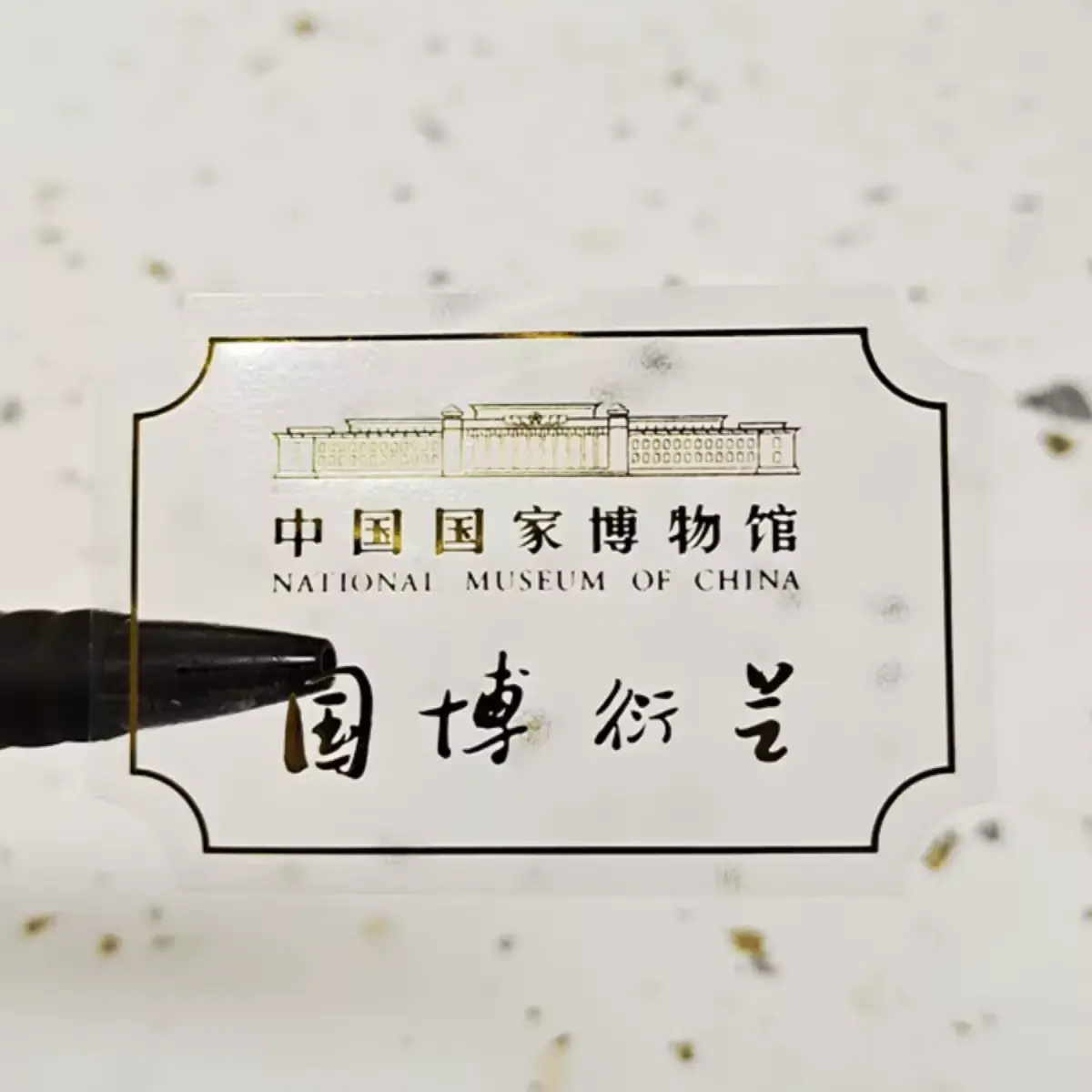 Özelleştirilmiş temizle logo altın folyo baskı parfüm şişe ambalajlama etiketleri şeffaf su geçirmez logo çıkartmaları yağ geçirmez etiketler
