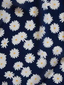 Vestido Cruzado <span class=keywords><strong>de</strong></span> Gasa Azul Marino con Estampado <span class=keywords><strong>de</strong></span> Margaritas, Cuello Drapeado, Manga Corta, Largo hasta la Rodilla, con Volantes, Fabricante <span class=keywords><strong>de</strong></span> <span class=keywords><strong>Vestidos</strong></span> Personalizados, Marca Privada - Product Image 3
