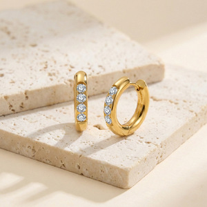 Boucles d'oreilles créoles petites en acier inoxydable plaqué or 18 carats avec 4 pierres rondes en zircon cubique serties en canal, bijoux de haute qualité pour femmes - Product Image 6