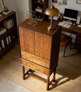 Credenza Vintage Marrone in Legno Massello con Gambe Tornite, 2 Ante e 3 Cassetti, Ampio Spazio di Archiviazione, Stile Retrò - Product Image 3