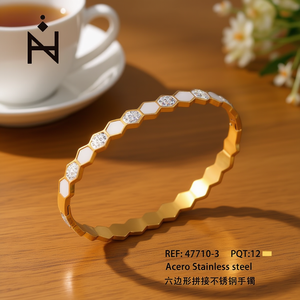 Bracciale esagonale Angelina in acciaio inossidabile placcato oro con intarsi di strass per donna - Product Image 4