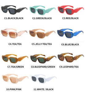 Vente en gros de lunettes de soleil de luxe de mode noires personnalisées avec logo, lunettes de soleil rétro pour femmes avec emballage personnalisé - Product Image 4