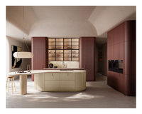 Meuble de cuisine moderne avec panneau cannelé incurvé, comptoir en marbre et rangement en bois laqué pour villa