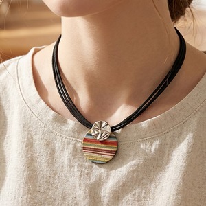 Collar Boho de Cuerda de Gamuza con Múltiples Hilos, Colgante Ovalado con Rayas de Colores, Detalle Metálico Plateado Retro, Adorno Casual para el Cuello de Mujer - Product Image 3