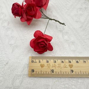 Roses artificielles en papier 2,5 cm, fleurs artisanales pour décorations DIY, couronnes et bandeaux - Product Image 2