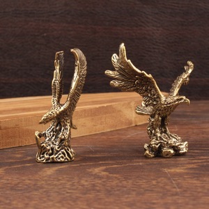 Figurine d'aigle en laiton, ornement décoratif pour la maison, sculpture animale de table, cadeau souvenir, pièce d'art artisanale de haute qualité - Product Image 2