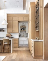 Meubles de cuisine HMR blancs modernes style Shaker sur mesure avec réfrigérateur encastré, plan de travail en marbre, charnières et paniers de tiroir
