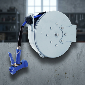 Carrete de Manguera Retráctil de Acero Blanco de Grado Industrial, Carrete de Manguera de Agua con Rebobinado Automático, Manguera de Goma Azul y Pistola de Riego para Garaje - Product Image 1