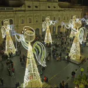 Engel führten Weihnachten im Freien, beleuchtete Weihnachts engel im Freien, Weihnachts engel im Freien mit Trompeten Weihnachts motiv Licht