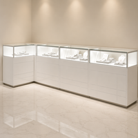Ensemble de comptoirs modulaires en forme de L pour boutique de bijoux, base blanche brillante, cadre en métal argenté brossé, vitrine en verre LED 4 pièces