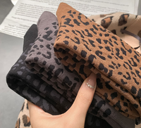 Chaussettes pour femmes en jacquard à motif léopard, mignonnes et tendance, en coton peigné 200N, douces et élégantes pour les fêtes et l'usage quotidien, chaussettes amusantes personnalisées