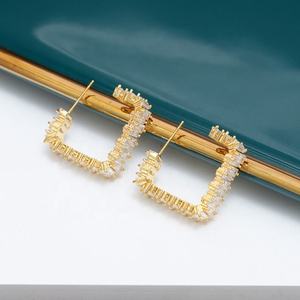 Pendientes de Botón de Moda Europea y Americana de Alta Gama para Mujer, Creativos, de Cobre, Chapados en Oro, con Circonita, Geométricos y Personalizados - Product Image 1