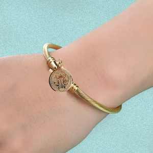 Bracelet en acier inoxydable torsadé avec fermoir en forme de U |   Bracelet avec pendentif médaillon Saint Benoît plaqué or 18 carats PVD - Product Image 4