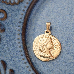 Pendentif Religieux Vintage PVD 18K Plaqué Or Elisabeth Reine Pièce Acier Inoxydable Jésus Portrait Médaille Pendentif Bijoux - Product Image 3