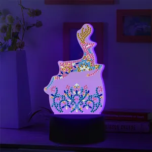 Presente de aniversário estilo rena DIY com lanterna LED decoração home diamante pintura ornamentos desktop