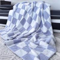Plaid doux et moelleux à carreaux blancs et violets, en microfibre 100% polyester, fil de plumes tricoté, pour canapé, fauteuil ou chaise.