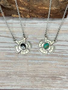 สร้อยคอเงินแท้ชุบโรเดียมทำมือ ประดับด้วยจี้คิงแมนเทอร์ควอยซ์และไวท์บัฟฟาโล - Product Image 4