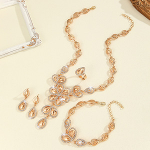 Parure de bijoux en alliage plaqué or 24 carats pour femme, style Dubaï, avec collier, bracelet, boucles d'oreilles, motifs végétaux, fleurs et cristaux, pour l'Europe et l'Amérique - Product Image 4