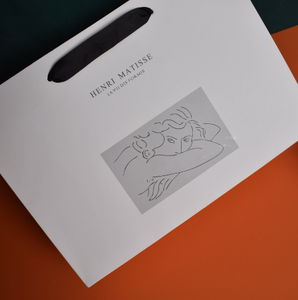 Bolsas de Compras de Papel con Lámina Dorada de Lujo Personalizadas - Bolsas de Regalo Resistentes con Laminado Mate en Relieve para Tiendas de Ropa (Tamaños S/M/L) - Product Image 4