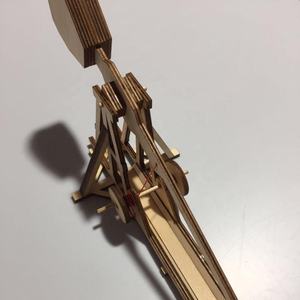 Tringle catapulte en bois, 1 pièce, figurine miniature - Product Image 1