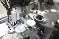 Machine pliante automatique de fermeture de bouchon de bouteille d'huile de lotion cosmétique de maquillage