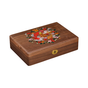 Caja <span class=keywords><strong>de</strong></span> Almacenamiento <span class=keywords><strong>de</strong></span> Joyas <span class=keywords><strong>de</strong></span> Nogal Pintada a Mano con Diseño <span class=keywords><strong>de</strong></span> Koi y Herrajes Dorados, Regalo <span class=keywords><strong>para</strong></span> la Mejor Amiga <span class=keywords><strong>de</strong></span> la Novia, Compromiso y Recién Casadas - Product Image 5