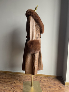 YY21123 Nuovo Arrivo: Cappotto <span class=keywords><strong>Trench</strong></span> alla Moda in <span class=keywords><strong>Vera</strong></span> <span class=keywords><strong>Pelle</strong></span> con Grandi Polsini in Pelliccia di Volpe - Product Image 2