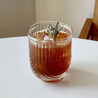 Tasse en verre transparent à rayures verticales pour latte, café, jus, boissons, petit-déjeuner, lait et café