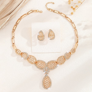 Parure de bijoux quatre pièces en alliage pour femme, style mariée, Arabie Saoudite : collier, boucles d'oreilles, bague et bracelet - Product Image 3