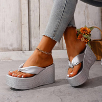 Sandales compensées légères en PU satiné antidérapantes à nœud sur le dessus pour femmes grandes tailles – Tendance mode été