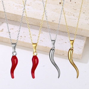Nouvel Arrivage Collier Pendentif Porte-bonheur en Acier Inoxydable avec Breloque Cornicello Italien en Émail Rouge Pimenté - Product Image 1