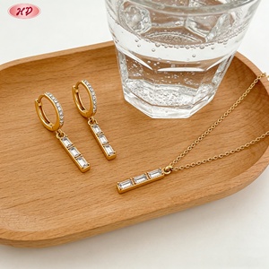 Ensemble collier et boucles d'oreilles en zircon baguette plaqué or 18 carats pour femme, idéal pour mariage, fiançailles, usage quotidien, soirée ou bureau - Product Image 1
