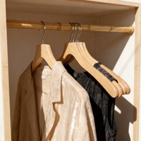 Cintre de luxe en bois d'érable ondulé pour costumes, 19 pouces, bords arrondis, antidérapant, pour l'entretien des vêtements, avec logo personnalisé, vente en gros, de qualité supérieure