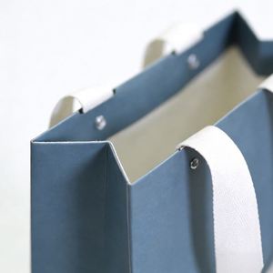 Sac en papier bleu pliable pour le commerce de détail, avec poignée en coton recyclé et design perforé à rivets, personnalisable - Product Image 6