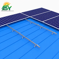 Système de montage solaire sur rail miniature pour toitures en tôle ondulée avec profil en aluminium et solution de fixation sécurisée des panneaux photovoltaïques