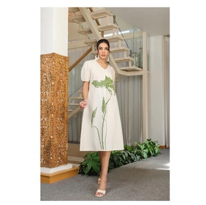 Vestido flexible de algodón inspirado en la naturaleza para mujer, venta al por mayor, vestido MIDI de ajuste relajado en tonos tierra, tela tejida floral suave - Product Image 1