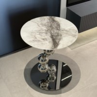 Table basse moderne de luxe en pierre avec structure métallique, design écologique et durable pour salon et chambre