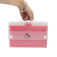 Organisateur mural en cascade en plastique PP personnalisé à 7 poches taille A5/A4 dossiers extensibles suspendus avec quatre poches pour cartes de visite