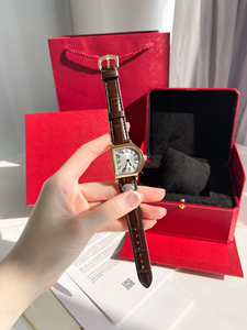 Relojes de Mujer con Caja Dorada: Esfera con Números Romanos y Correa de Cuero Texturizado para Uso Diario e Informal - Product Image 3