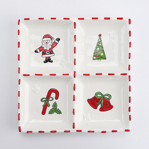 Plateau de Noël festif en céramique à 4 compartiments - Motif Père Noël, sapin et canne à sucre avec bords cousus rouges. - Product Image 1