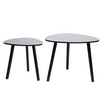 Table basse gigogne minimaliste avec plateau en faux marbre en forme de goutte d'eau et pieds trépieds noirs – Ensemble de 2 tables gigognes gain de place