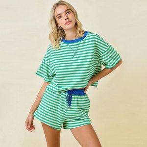 Ensemble deux pièces rayé pour femme avec logo personnalisé, T-shirt décontracté à épaules tombantes contrastant et short à taille élastiquée avec cordon de serrage – Fabricant - Product Image 5